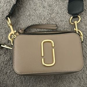 MARC JACOBS BROWN THE LOGO STRAP SNAPSHOT BAG